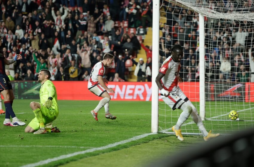  El Levante se deja dos puntos de oro en Vallecas ante un Rayo con diez