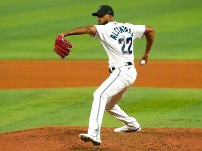  Alcántara regresa a los Marlins y lanza cuatro entradas