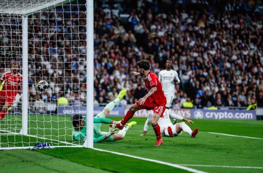  El último show de Mourinho: el entrenador sigue la derrota del Benfica en el Bernabéu desde el autobús del equipo