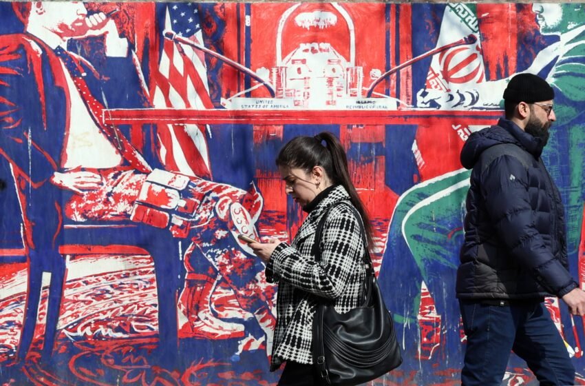  Estados Unidos e Irán se reúnen en Omán en medio de una tensión creciente y separados por un abismo