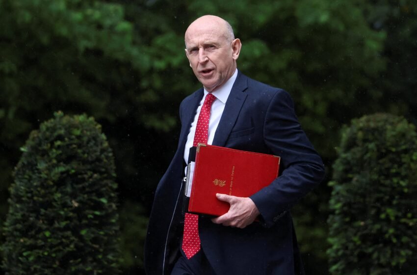  Dimite el ministro de Defensa de Reino Unido, John Healey, por desacuerdos sobre el gasto militar