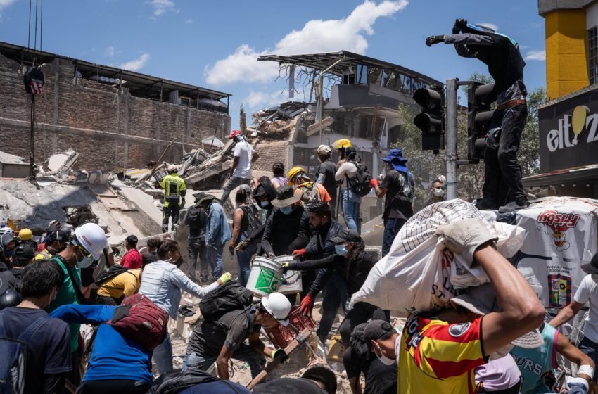  Colombia se vuelca en el rescate de los supervivientes del terremoto: “No se desgasten aquí, la única señal de vida es en el otro lado”
