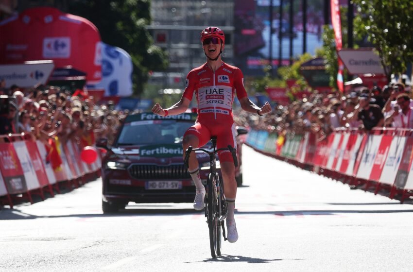  Pogacar vuelve a vestirse de superhéroe en la Vuelta a España
