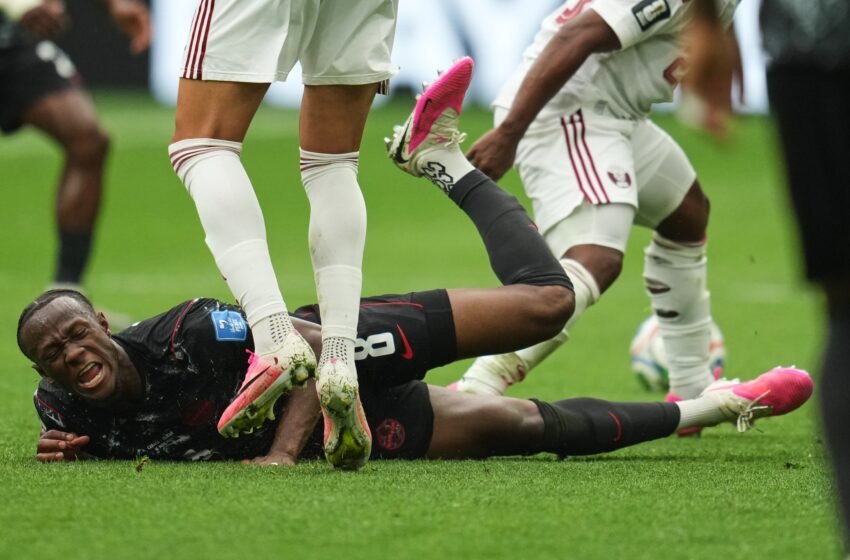  El canadiense Koné sufre la fractura de la tibia izquierda jugando contra Qatar