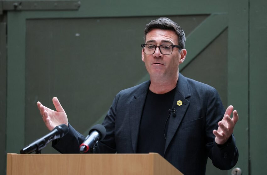  El favorito a primer ministro británico, Andy Burnham, promete un “cambio radical” en el Reino Unido: “El sistema está roto”