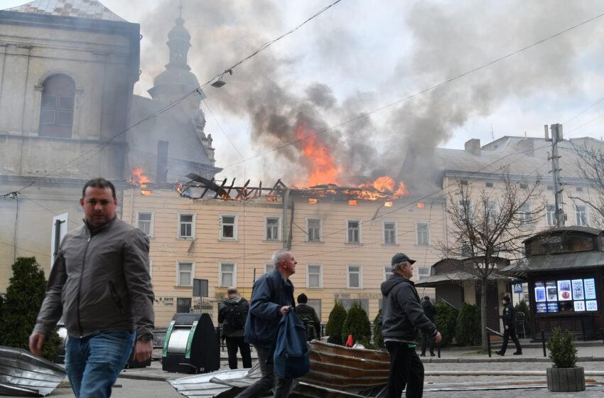  Rusia golpea el casco histórico de Lviv a plena luz del día