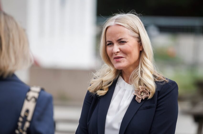  Mette-Marit de Noruega se disculpa por su relación con Epstein