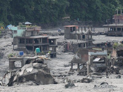  Sobrevivientes retornan a sus pueblos en Nepal