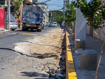  Baches, desniveles y tapones agravan el tránsito en Santo Domingo