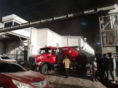  Bomberos combaten incendio en fábrica de plásticos en Haina