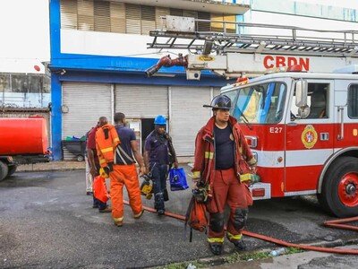  Bomberos sofocan incendio tienda Garrido