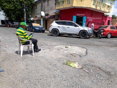  El mal estado de la calle Antonio Mayí Pérez dificulta el tránsito