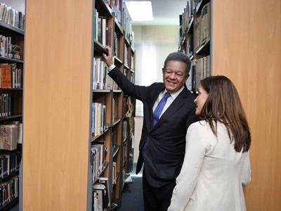  Embajadora de EE. UU. va a Funglode y se reúne con Leonel Fernández