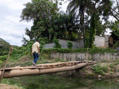  En Cancino Adentro construyen puente improvisado