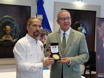  Entregan medalla por los 150 años del fallecimiento de Duarte