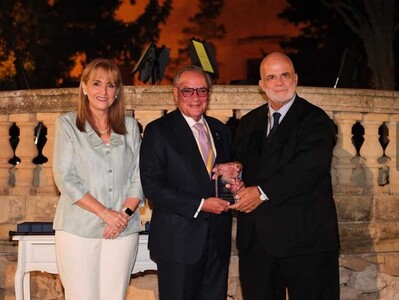  Frank Rainieri recibe el WTTC Icon Award por su aporte al turismo