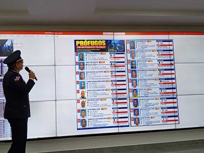  Entregan a cuatro personas con órdenes de arresto a la PN