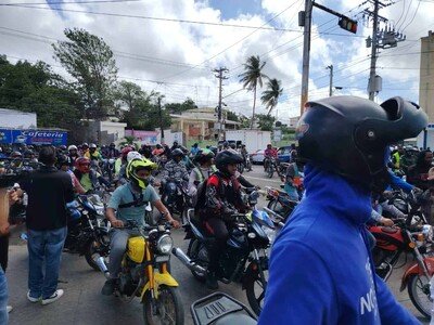 Motoconchistas se movilizan en Santiago por altos costos