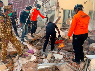  Casi 13,000 desplazados  tras mortal terremoto en Indonesia