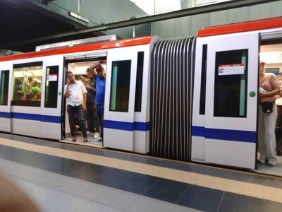  Usuarios enfrentan largas esperas en la Línea 2 del Metro por avería