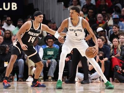  Victor Wembanyama le gana el duelo a Cooper Flagg